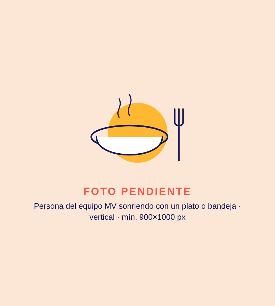 Colaboradora de MV Alimentos sirviendo un plato balanceado